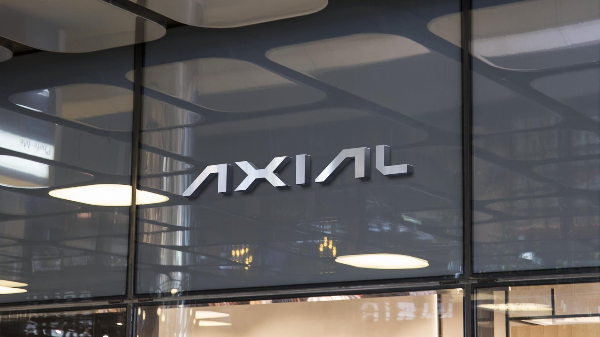 Fachada con la marca AXIAL aplicada en superficie cromada