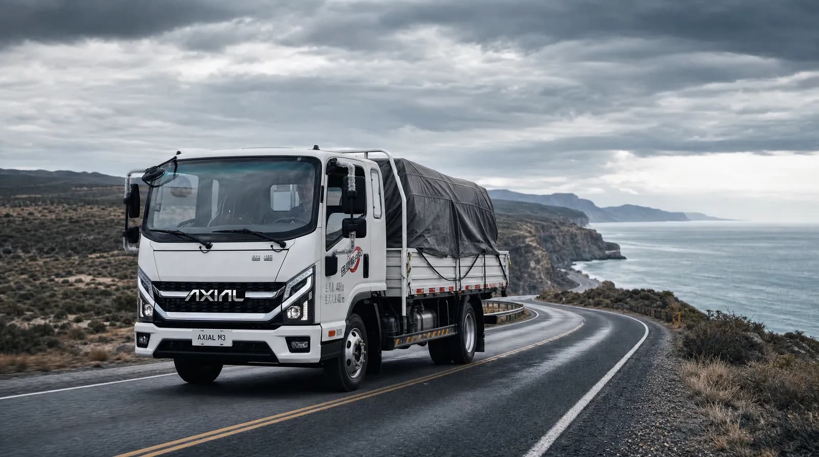 Camión AXIAL M3 Series blanco sobre ruta costera