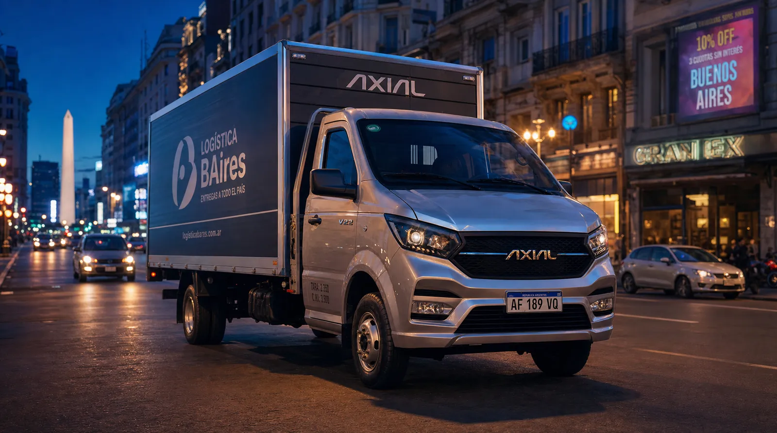 Furgón AXIAL V Series plateado en la ciudad de Buenos Aires de noche